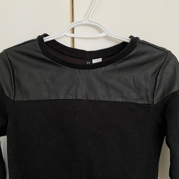 💥3/$25💥 H&M Divided Long Sleeve Black Faux Leather Crew Neck Sweater Size XS - Picture 2 of 7
